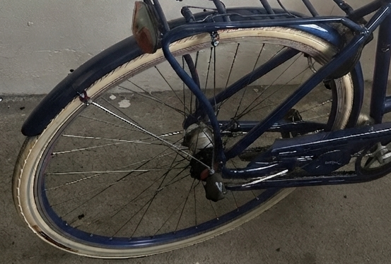 Mørkeblå damecykel / pigecykel med hvid kurv — photo 2