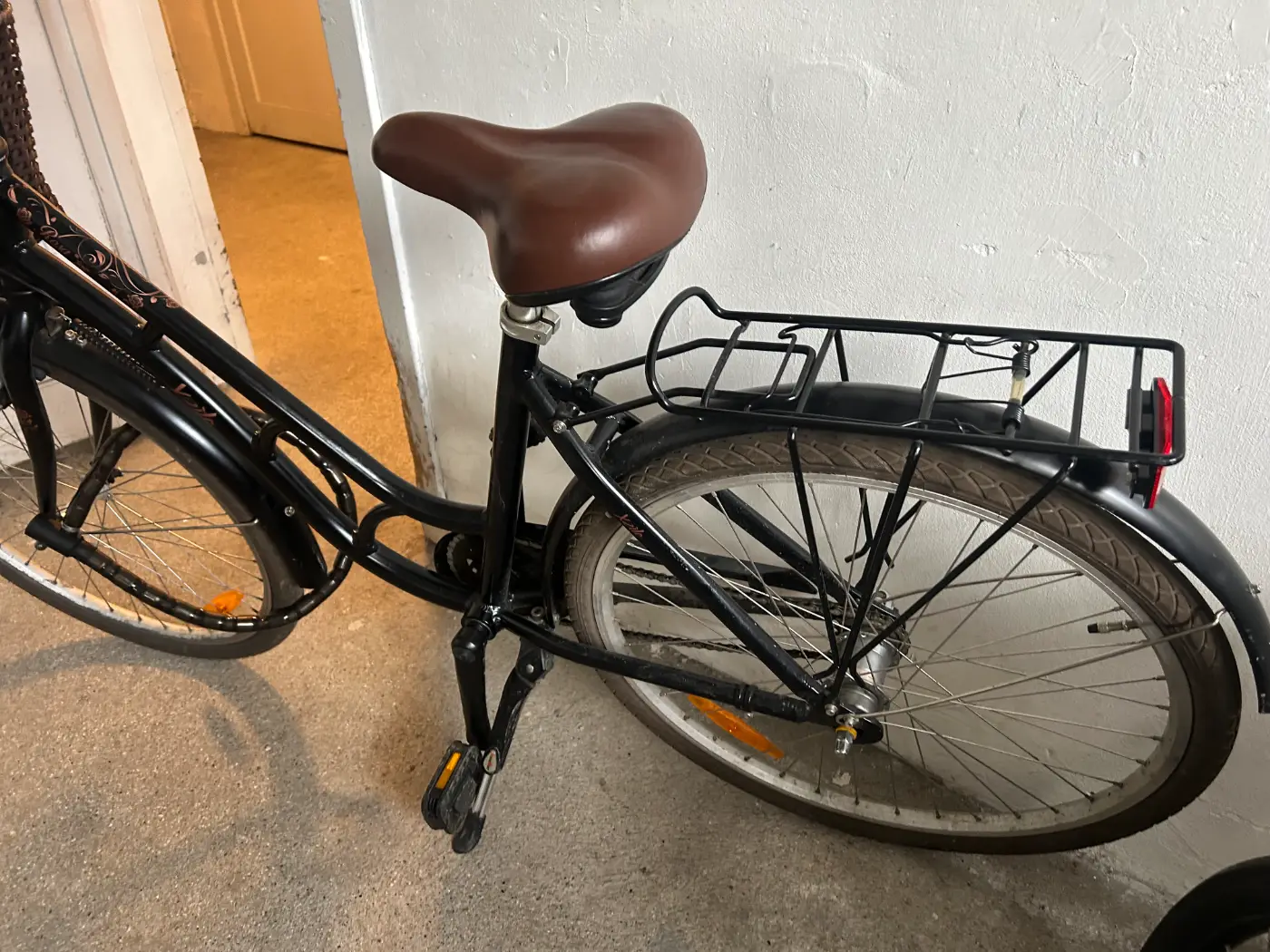 Lækker sort damecykel med brun sadel