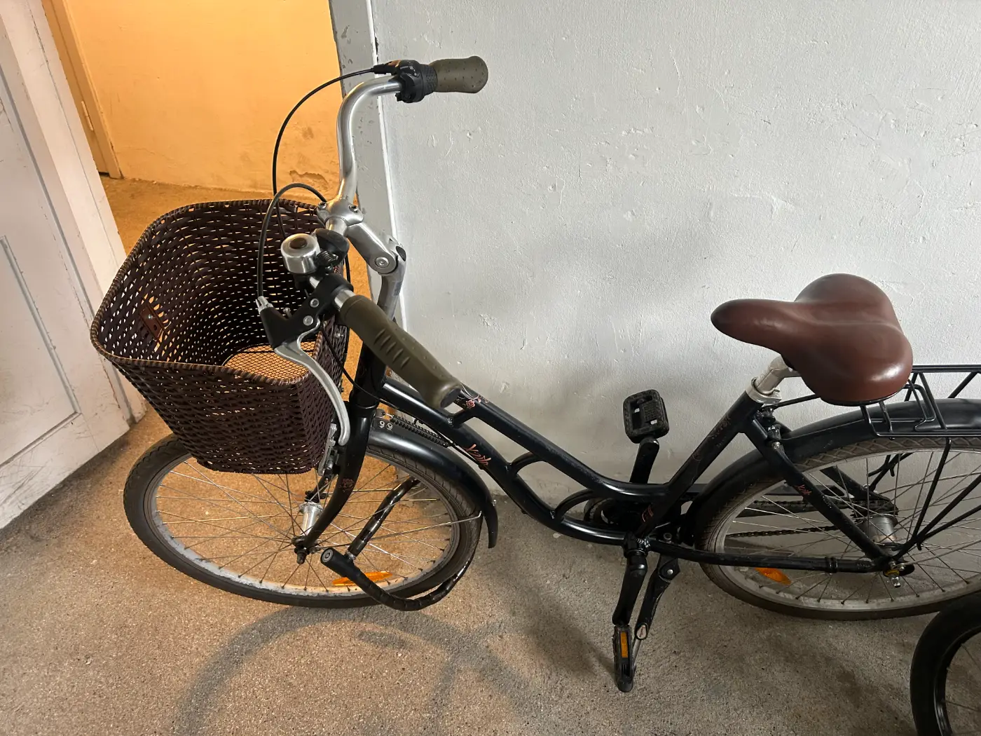 Lækker sort damecykel med brun sadel — photo 2