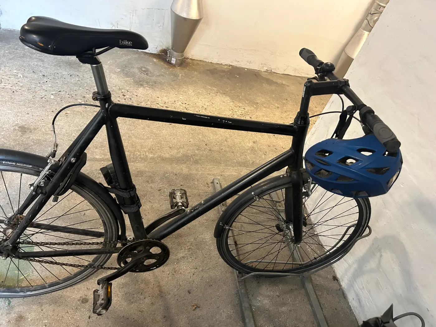 Simpel og praktisk sort brugte bycykel – Klar til hverdagen! — photo 2