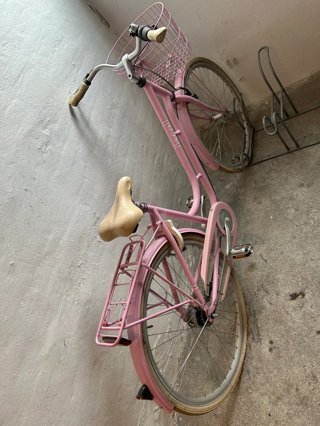 Sød og charmerende lyserød brugt bycykel med kurv — photo 2