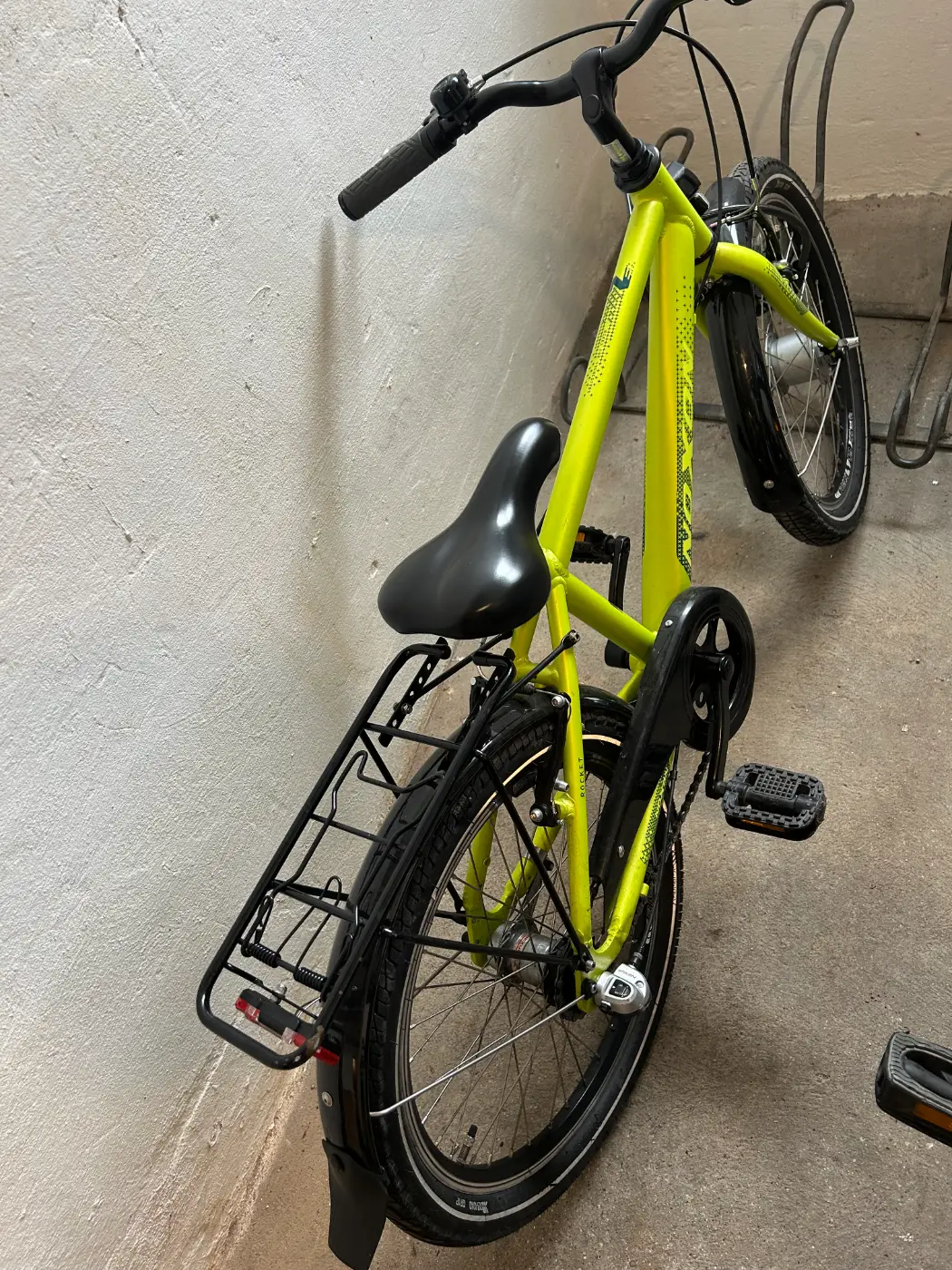 Smart og iøjnefaldende neongrøn brugt børnecykler til salg