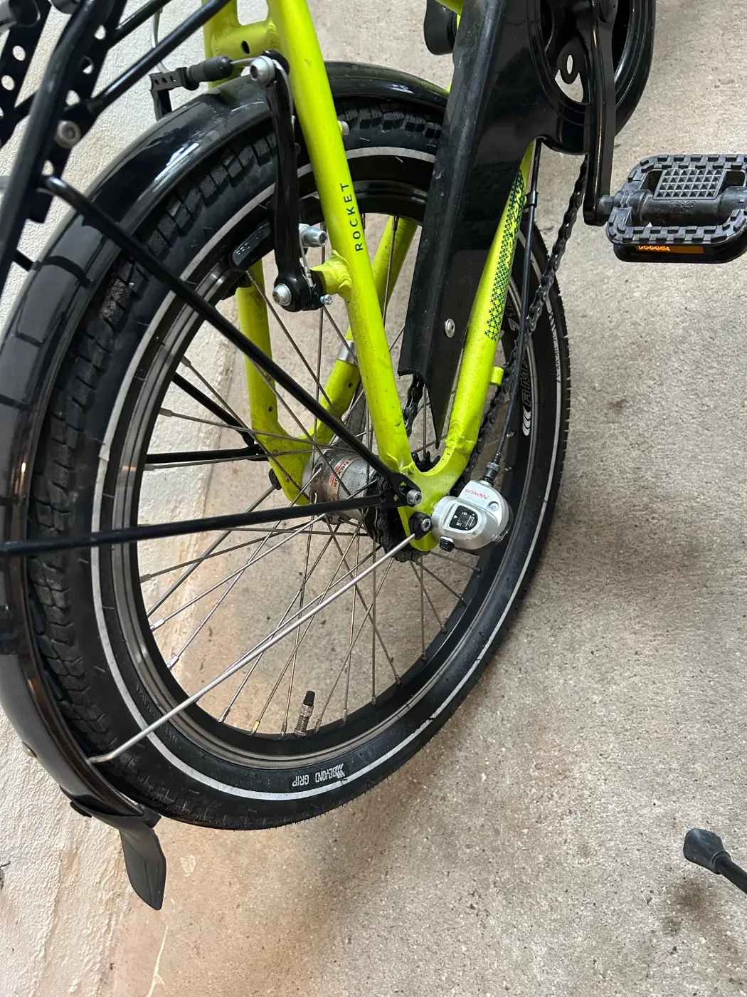 Smart og iøjnefaldende neongrøn brugt børnecykler til salg — photo 2